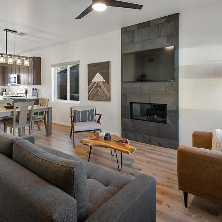 Flg Retreat - Modern Home With Mountain Views 깃대 외부 사진